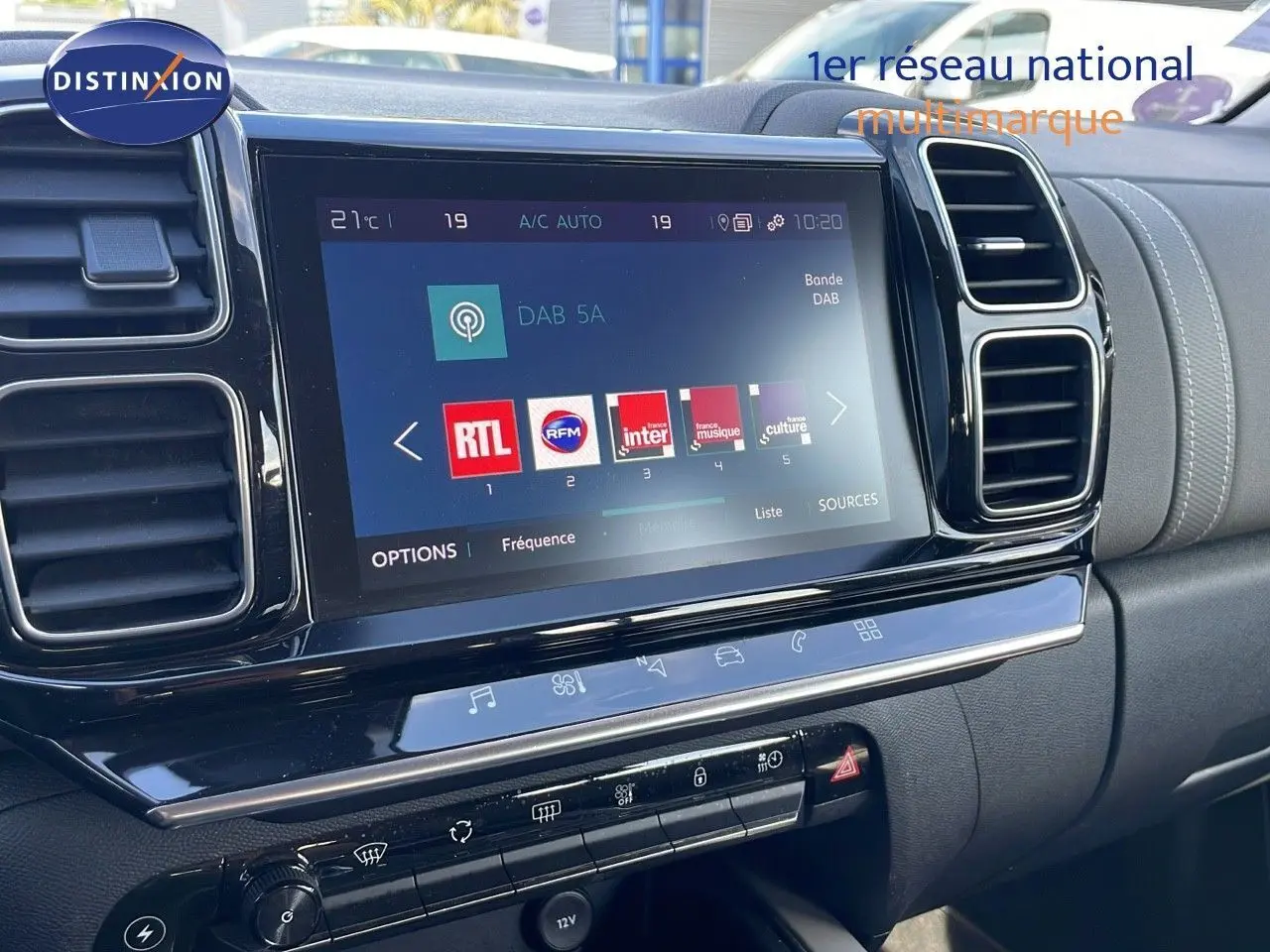 Tableau de bord du Citroën C5 Aircross blanc nacré, vue rapprochée sur l'écran tactile et les commandes centrales.