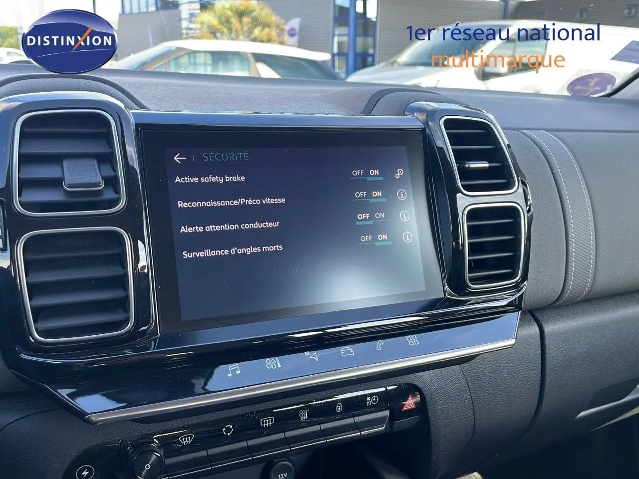 Écran tactile central du tableau de bord du Citroën C5 Aircross blanc nacré, affichant les options de sécurité activées.