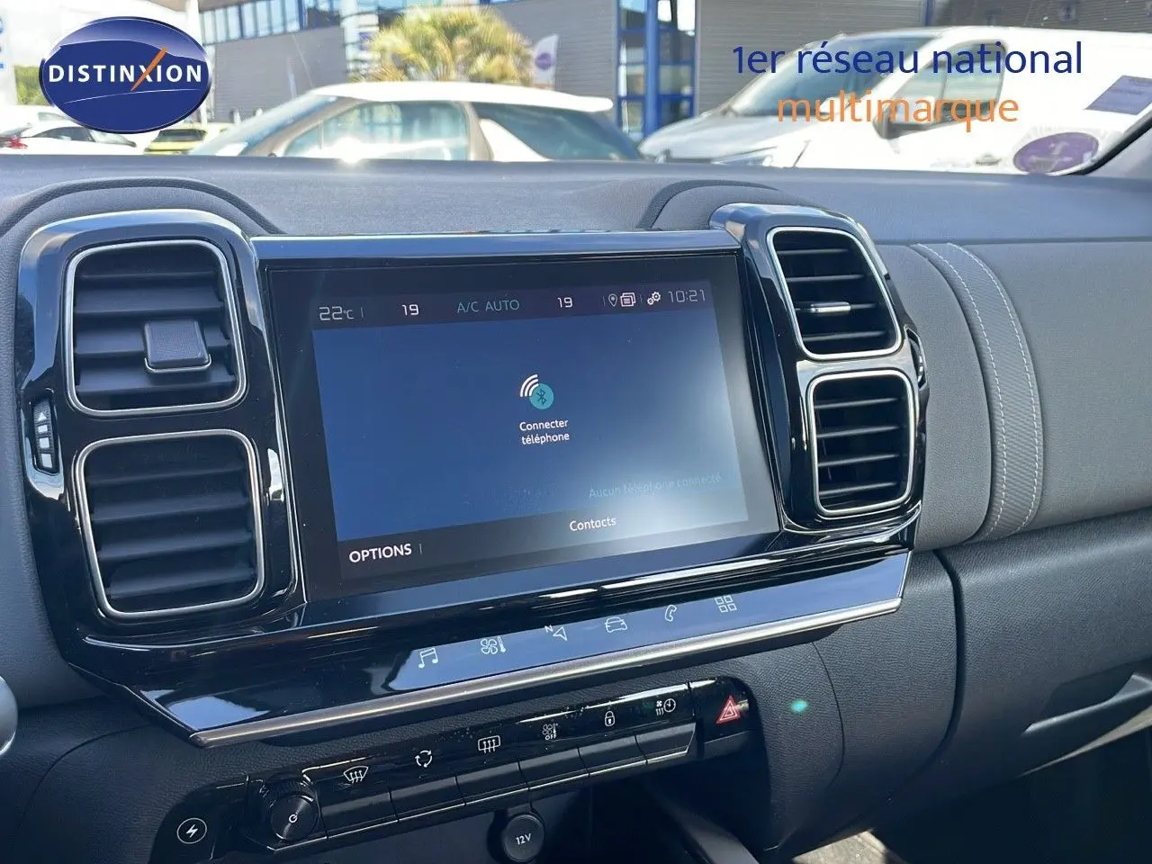 Tableau de bord noir du Citroën C5 Aircross hybride 2021 avec écran tactile central et aérateurs rectangulaires.