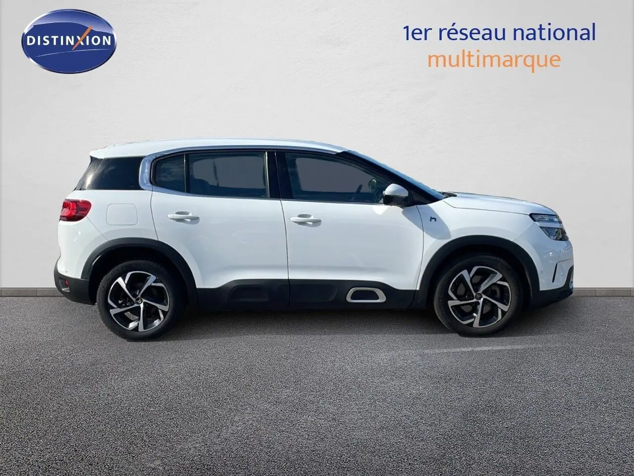 Profil droit d'un Citroën C5 Aircross blanc nacré hybride, avec jantes bi-ton et vitres teintées.