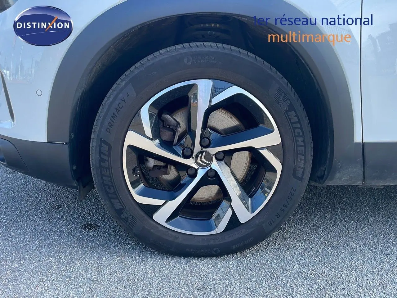 Gros plan sur la roue avant gauche du Citroën C5 Aircross blanc nacré avec jante alliage bicolore moderne