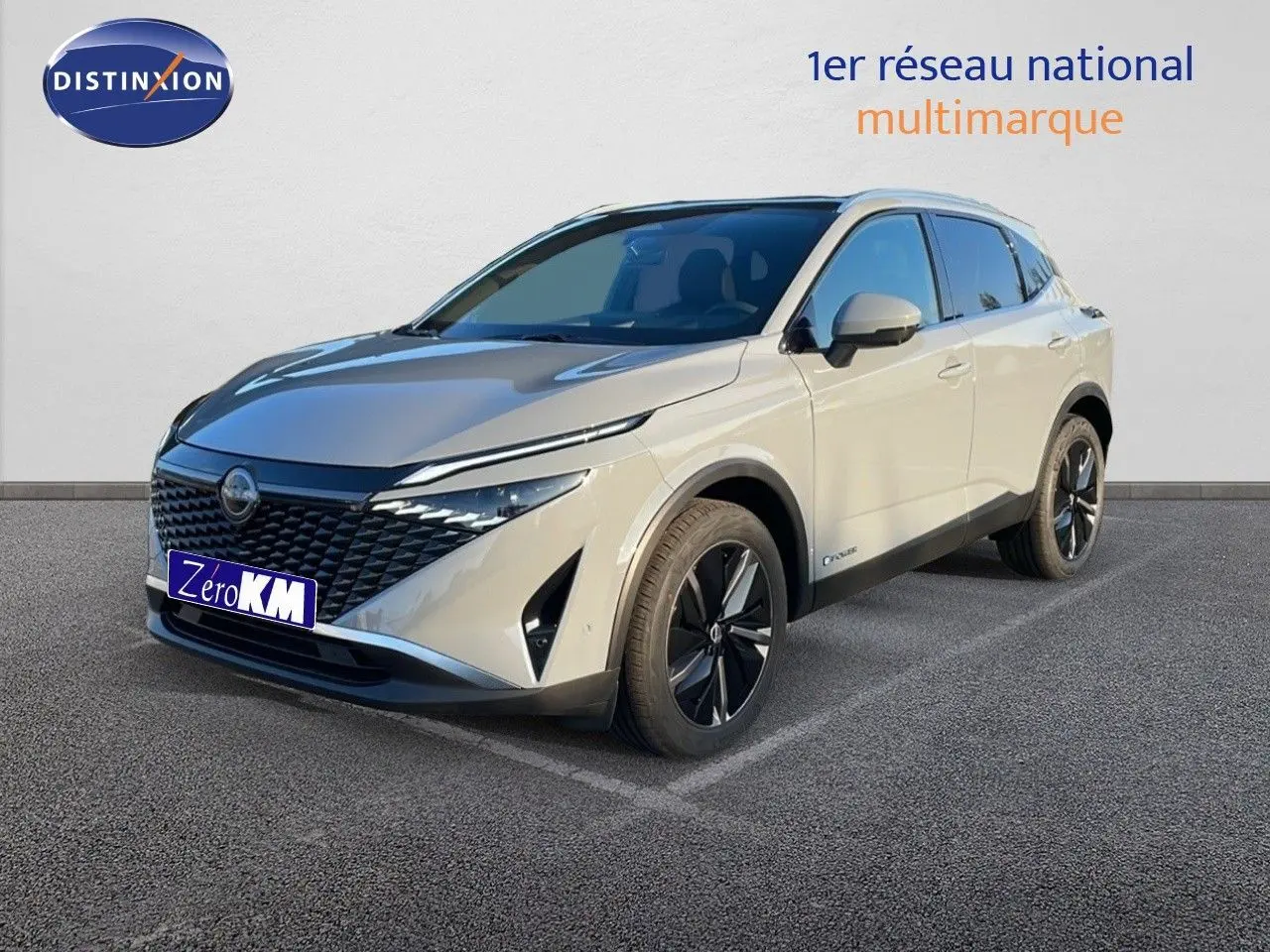 Nissan Qashqai 2025 gris céramique métal en 3/4 avant droit, avec calandre noire et jantes bi-ton.