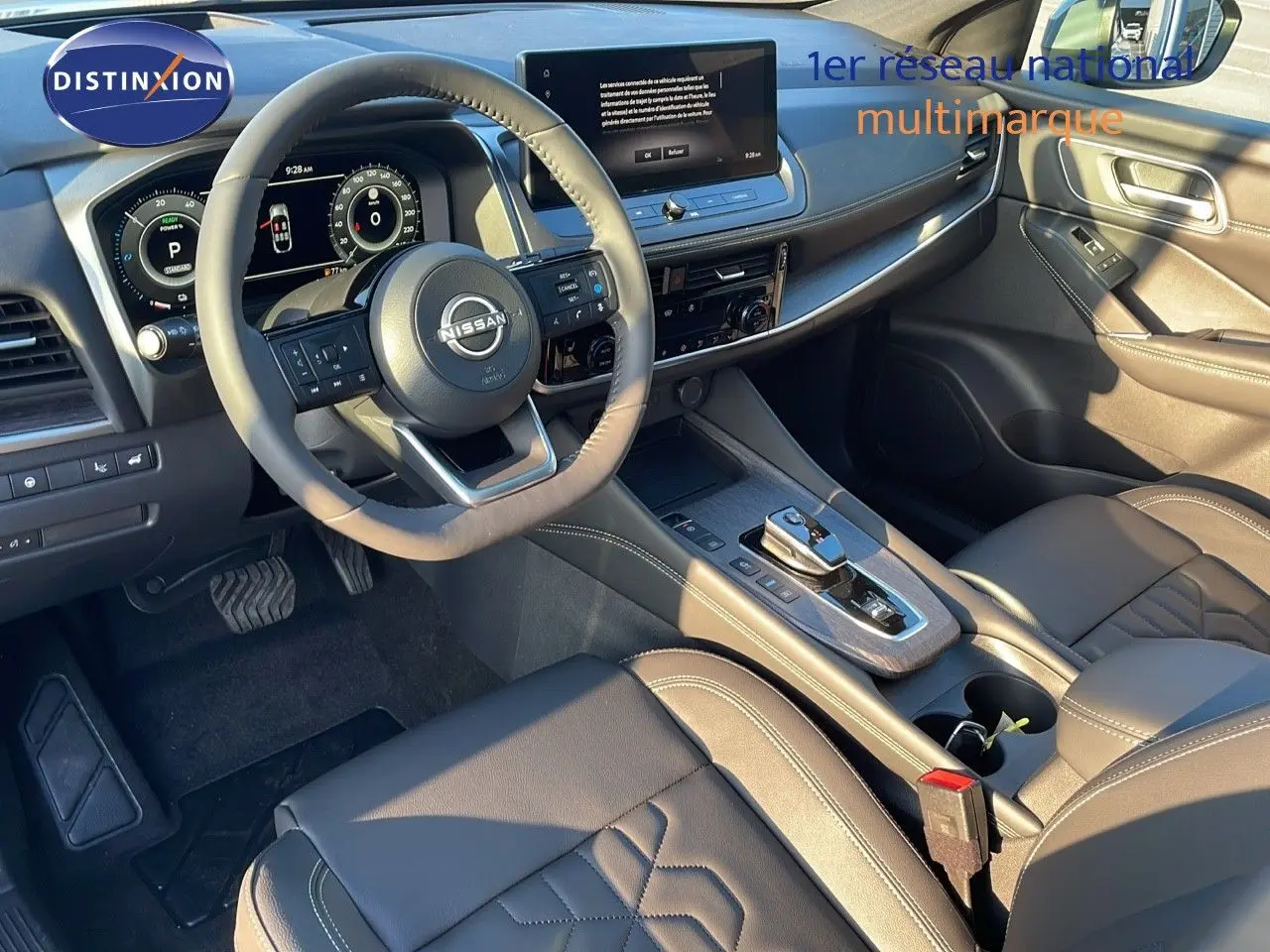 Intérieur du Nissan Qashqai 2025 vu côté conducteur, mettant en valeur le tableau de bord et la console centrale en cuir noir.