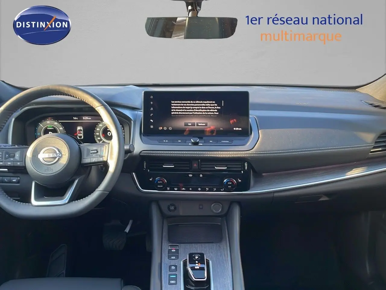Intérieur du Nissan Qashqai 2025 en gris céramique, vue frontale sur le tableau de bord et volant multifonction.