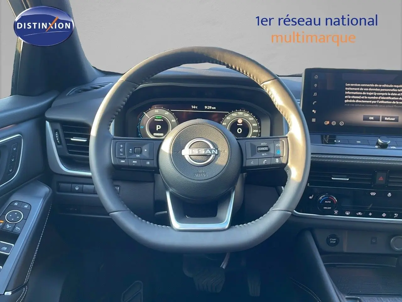 Vue frontale du volant et tableau de bord du Nissan Qashqai 2025 gris céramique avec écran tactile et commandes intégrées.