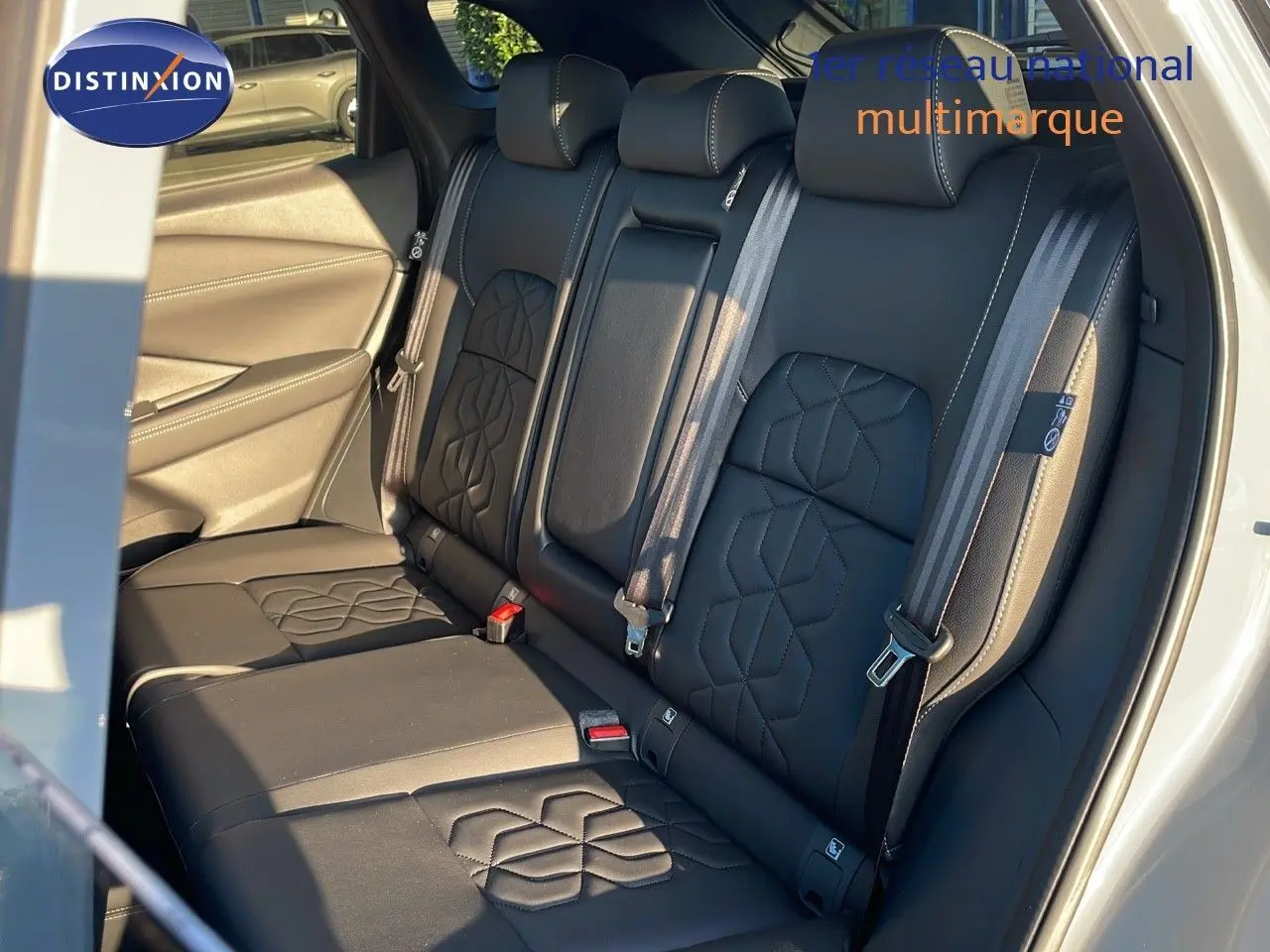 Vue latérale du siège arrière en cuir noir avec surpiqûres géométriques du Nissan Qashqai gris céramique 2025.