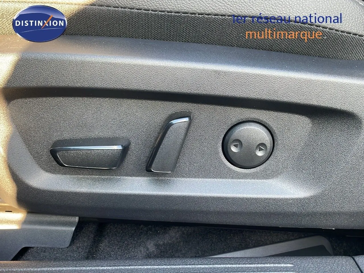 Détail des commandes de réglage électrique du siège côté gauche d'un Nissan Qashqai gris céramique 2025.