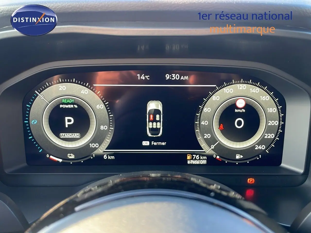 Tableau de bord numérique du Nissan Qashqai 2025 affichant vitesse, température et état des portes ouvertes.