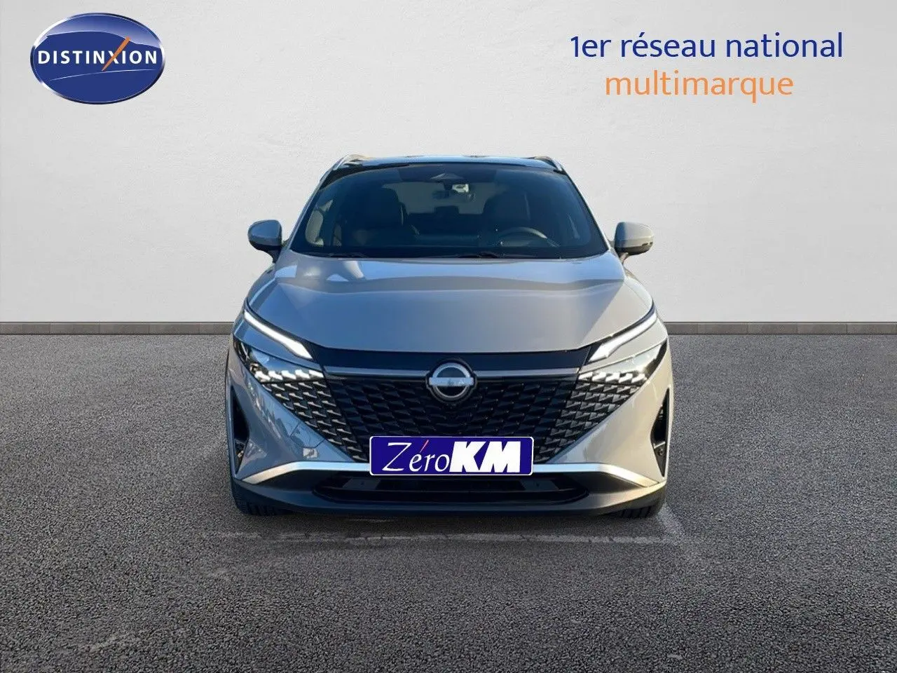 Vue frontale d'un Nissan Qashqai 2025 gris céramique métal avec calandre noire et phares LED fins.