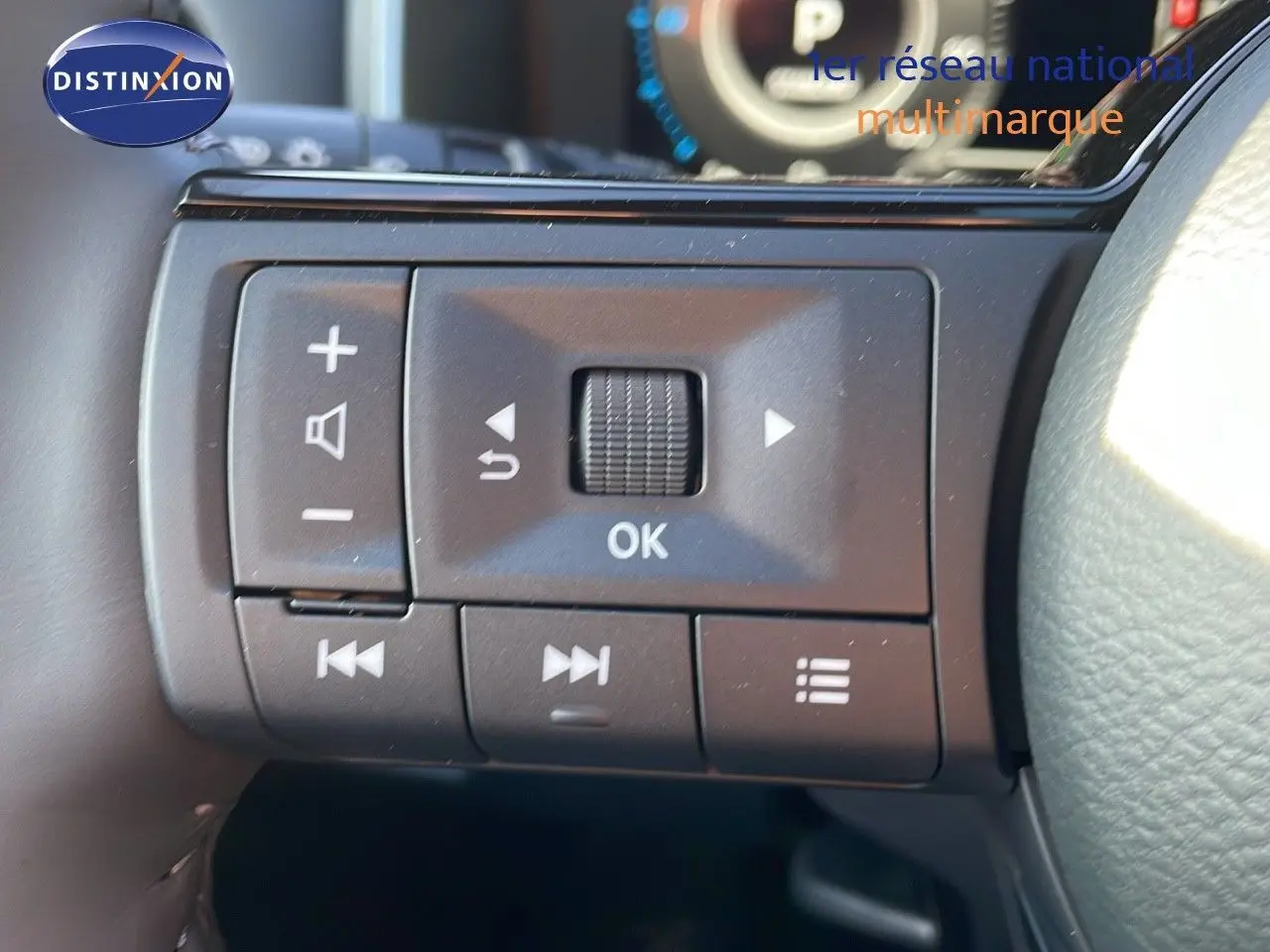 Gros plan sur les commandes multifonctions à gauche du volant du Nissan Qashqai 2025, finition Tekna.
