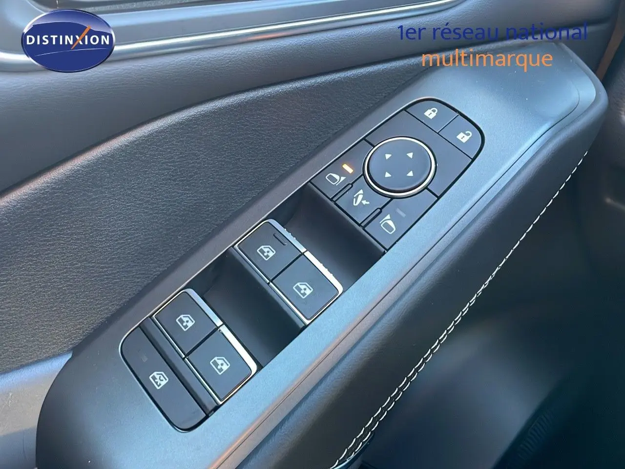 Gros plan sur les commandes des vitres et rétroviseurs côté conducteur du Nissan Qashqai gris céramique 2025.