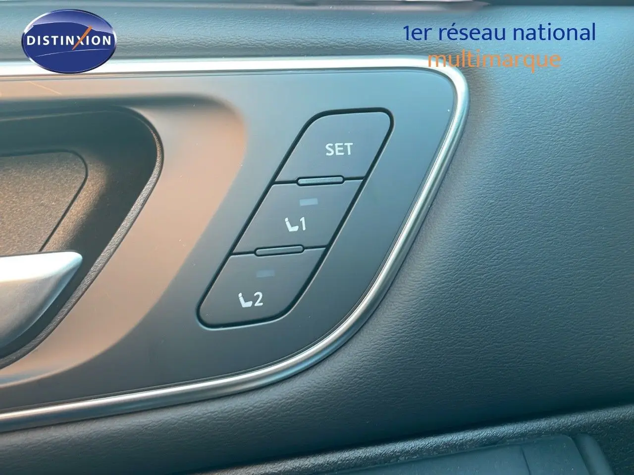 Boutons de réglage mémoire des sièges sur la porte côté gauche d'un Nissan Qashqai gris céramique 2025.