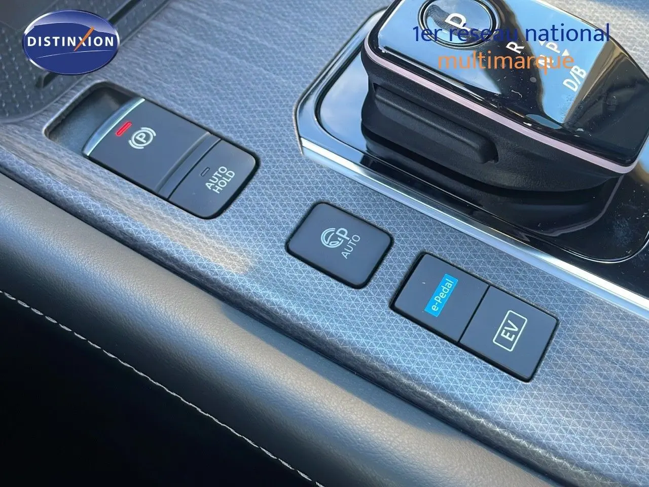 Gros plan sur la console centrale du Nissan Qashqai 2025 gris céramique, montrant les boutons e-Pedal et frein électronique.