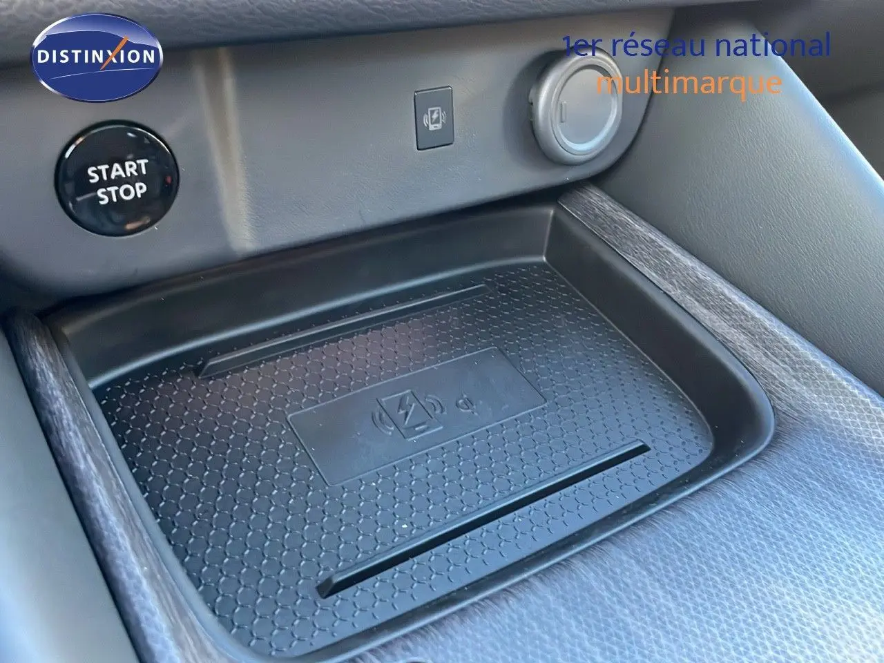 Plateau de recharge sans fil et bouton Start/Stop dans l'habitacle du Nissan Qashqai gris céramique 2025.