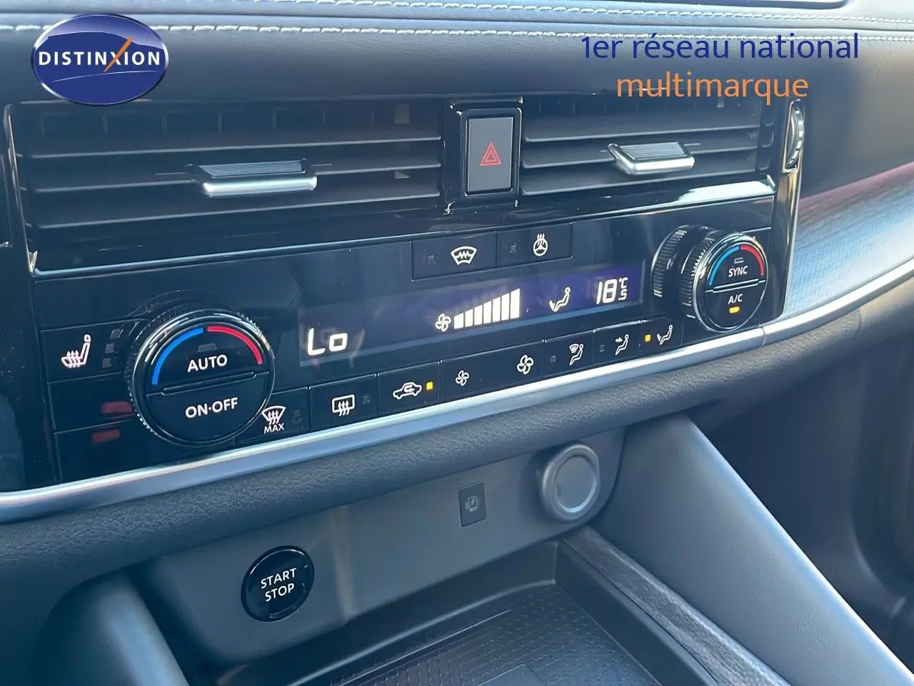 Tableau de bord du Nissan Qashqai 2025 gris céramique métal, zoom sur la climatisation automatique et bouton start-stop.