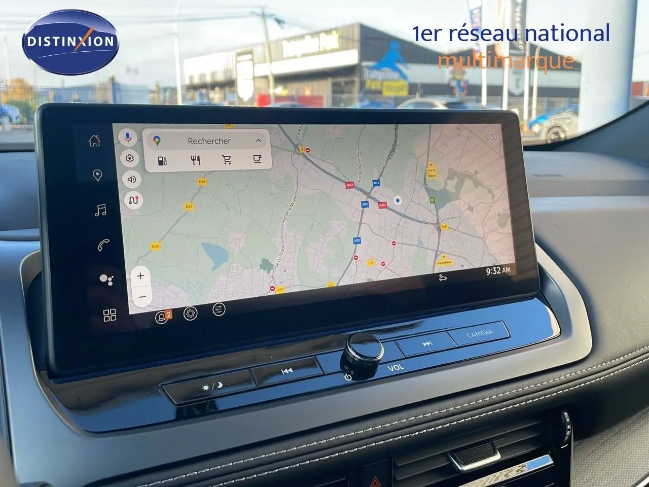 Écran tactile central affichant une carte GPS dans l'habitacle du Nissan Qashqai gris céramique 2025.