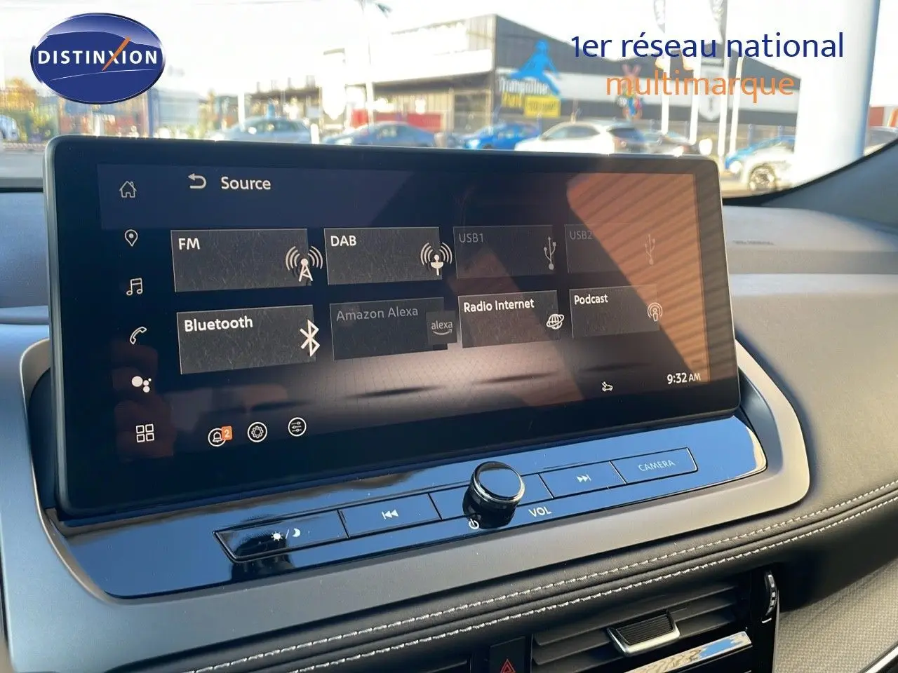 Écran tactile central du Nissan Qashqai 2025 affichant les sources audio avec tableau de bord gris et coutures blanches visibles