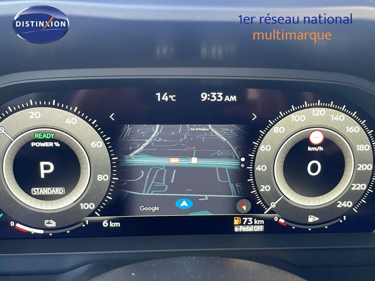 Tableau de bord numérique du Nissan Qashqai gris céramique, affichant la navigation et les compteurs à l'arrêt.