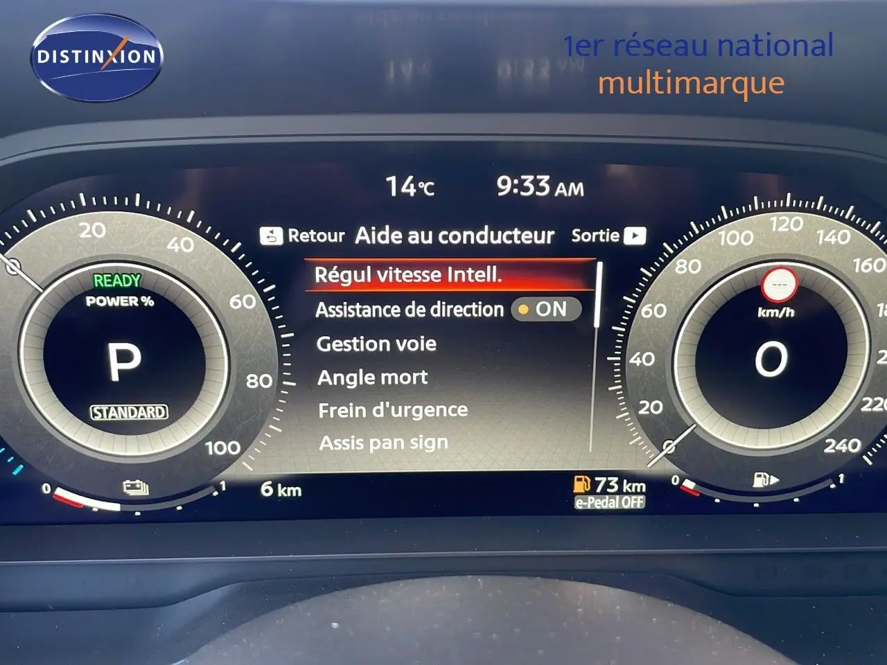Tableau de bord numérique du Nissan Qashqai 2025 affichant l'aide au conducteur et la vitesse à 0 km/h.