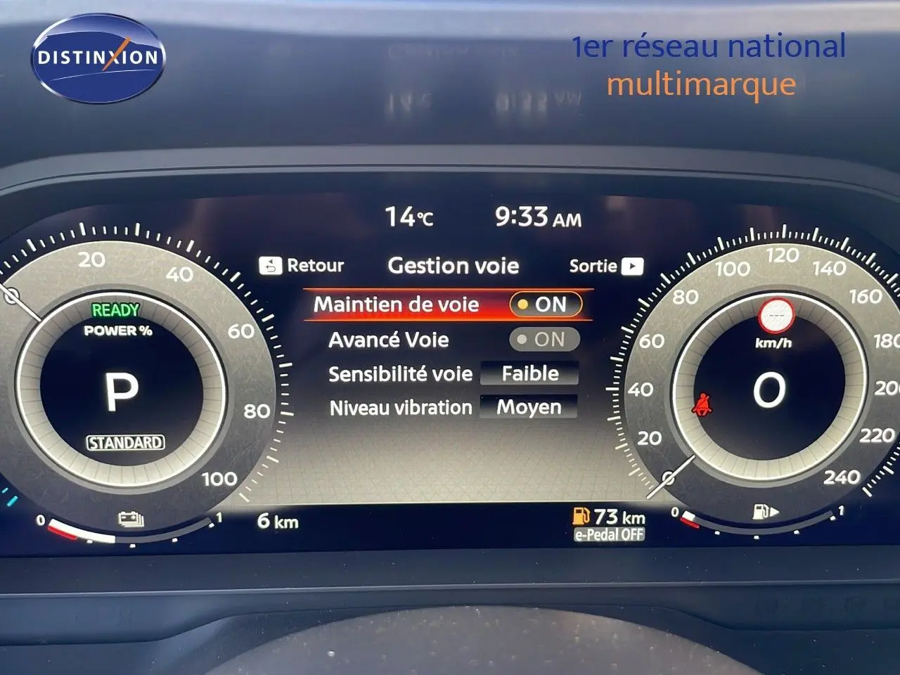 Tableau de bord numérique du Nissan Qashqai 2025 montrant les réglages d’aide à la conduite et la vitesse à zéro.