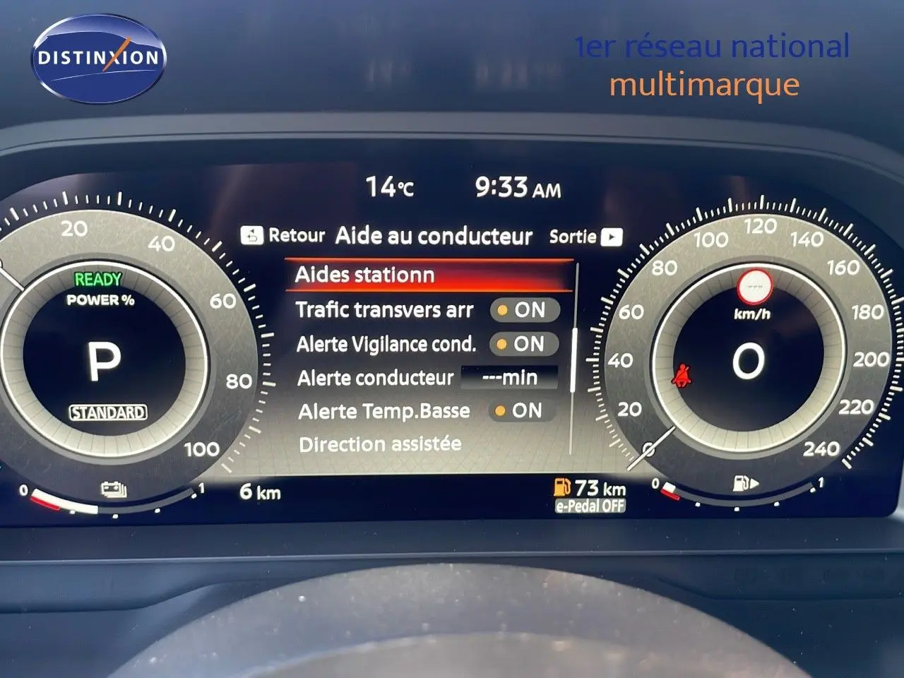 Tableau de bord numérique du Nissan Qashqai 2025 affichant les aides à la conduite et la vitesse à zéro km/h.