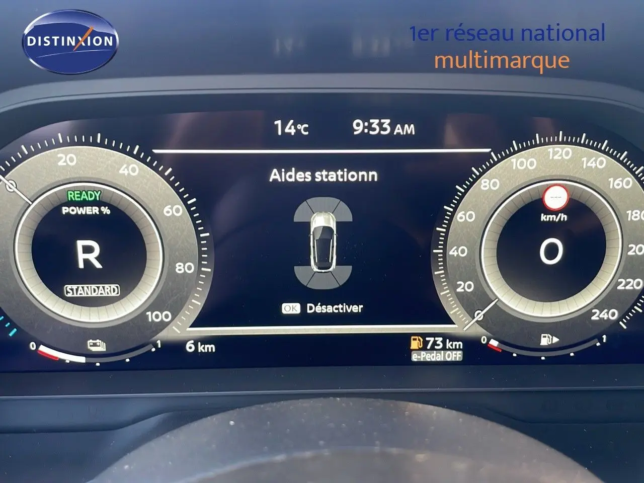 Tableau de bord numérique du Nissan Qashqai 2025 en mode stationnement, affichage clair et moderne.