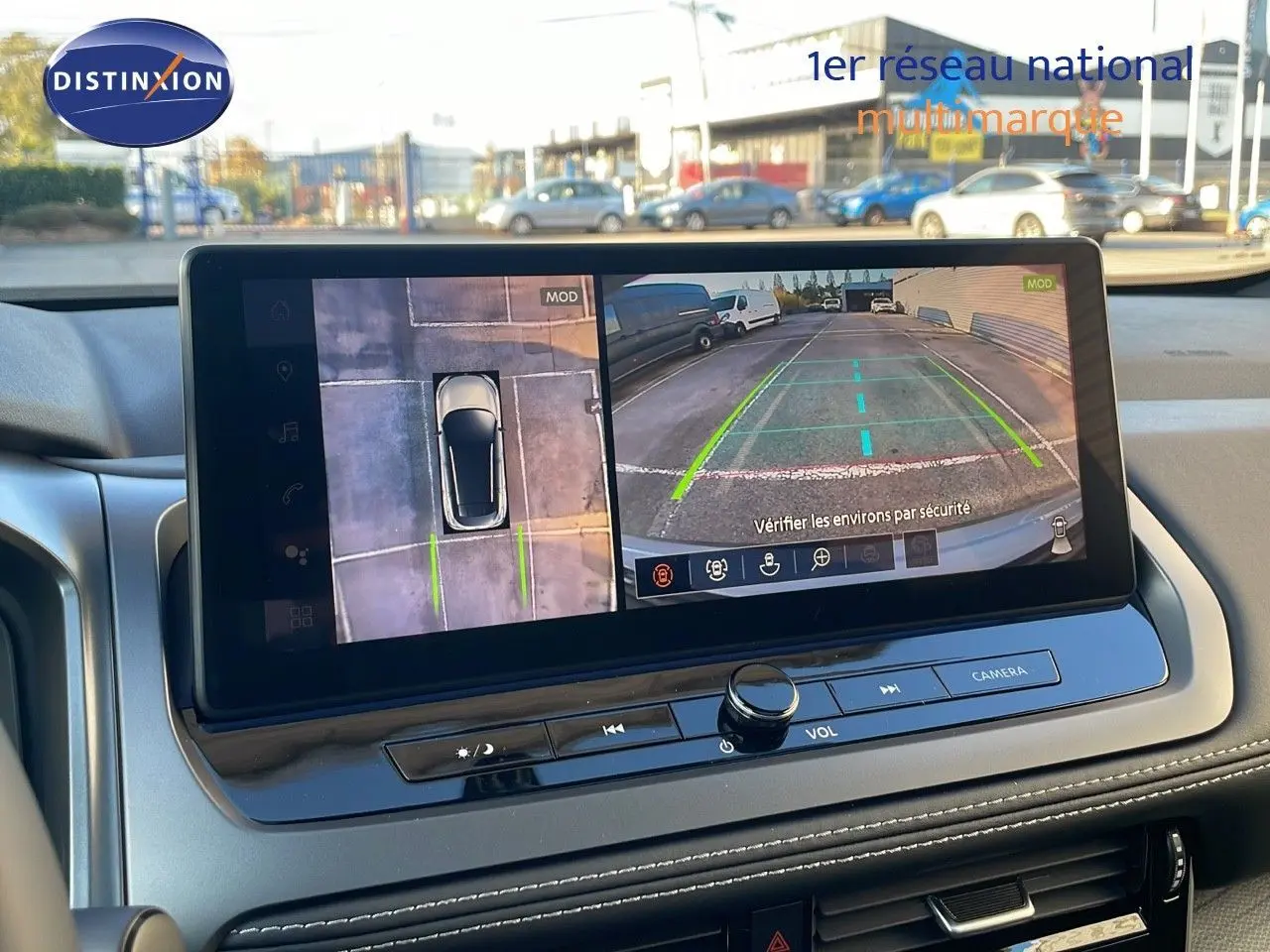 Écran central du Nissan Qashqai 2025 montrant la caméra de recul et la vue 360° du véhicule gris céramique métal.