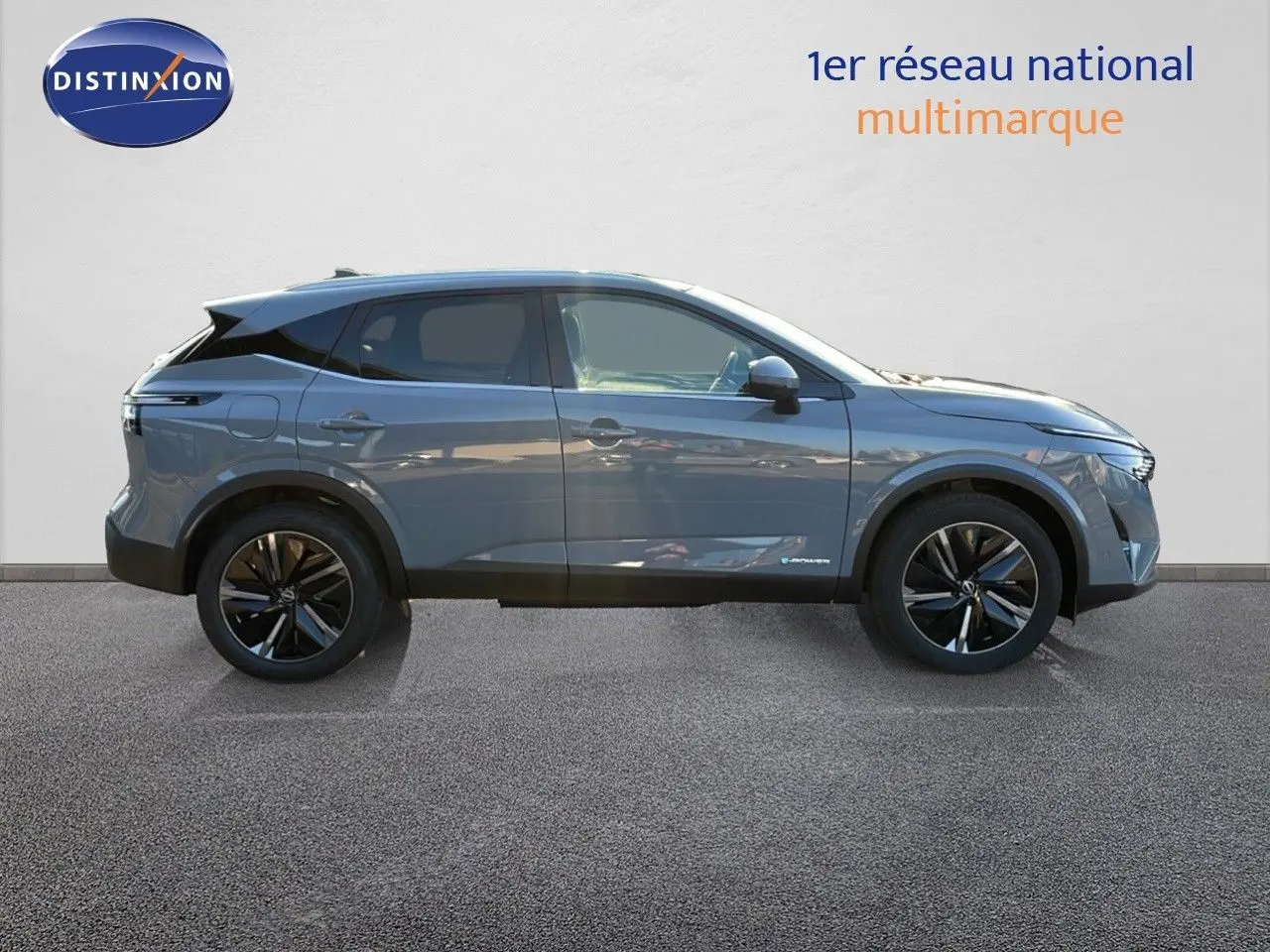 Profil côté droit du Nissan Qashqai 2025 gris céramique métal avec jantes noires et toit noir contrasté.