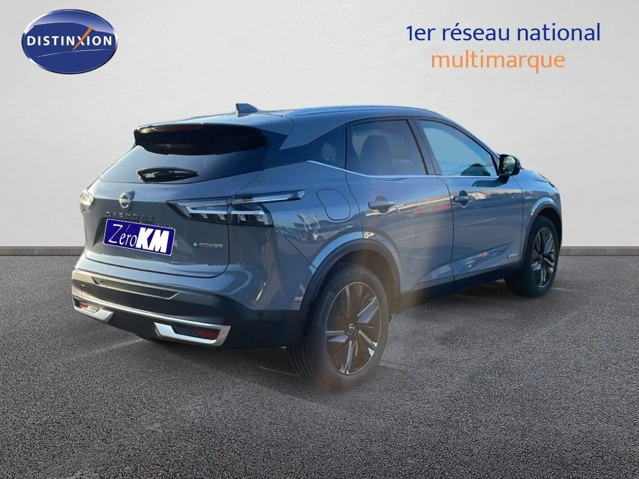 Vue 3/4 arrière droite du Nissan Qashqai 2025 gris céramique métallisé avec jantes bi-ton et feux LED fins.
