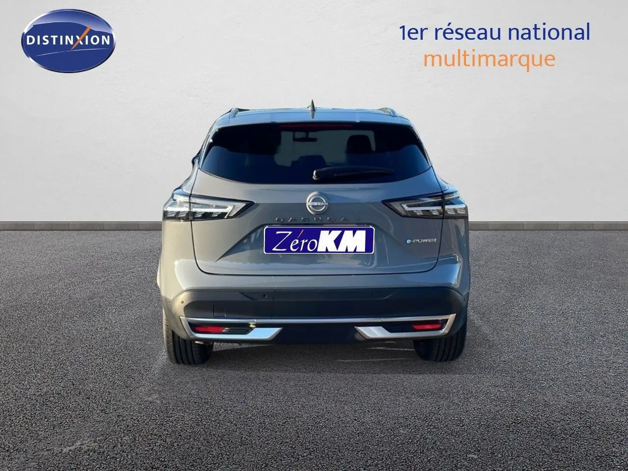 Vue arrière d'un Nissan Qashqai 1.5 VCT E-POWER 190CH Tekna gris céramique métal avec feux LED et hayon fermé.