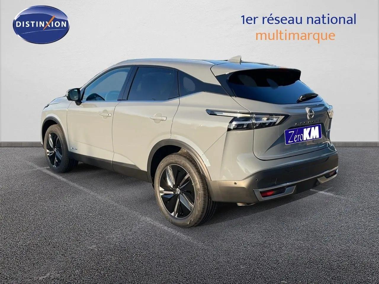 Vue 3/4 arrière droite d'un Nissan Qashqai gris céramique métal avec jantes noires et toit noir.