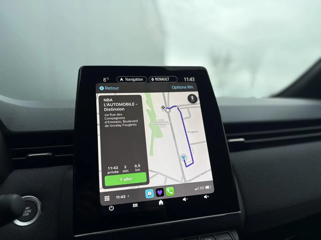Écran tactile de navigation 9,3 pouces du tableau de bord de la Renault Clio V NV E-Tech Full Hybrid 2025 noire étoile