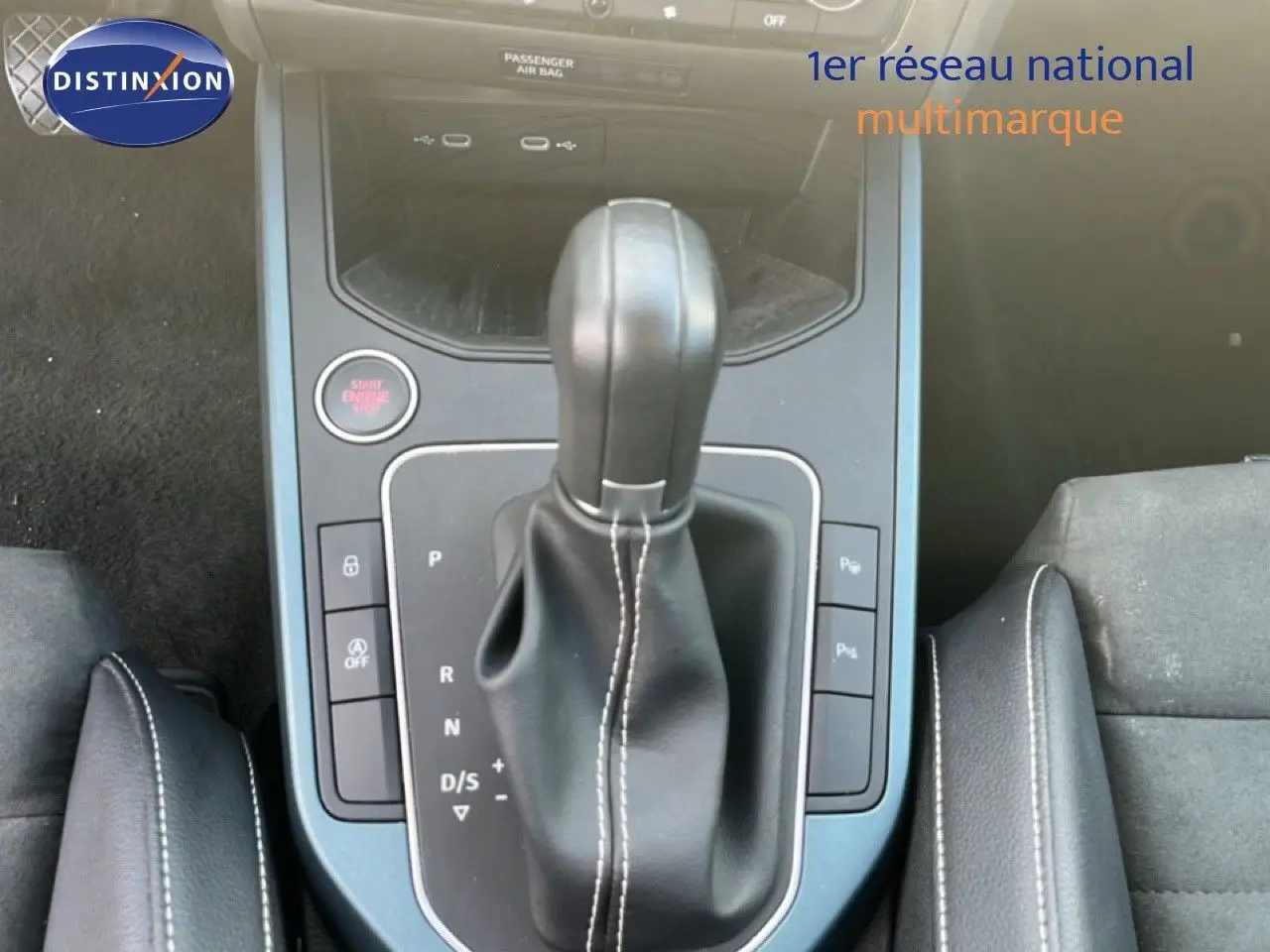 Gros plan sur le levier de vitesses automatique de la SEAT Arona 2025, finition cuir noir avec coutures blanches.