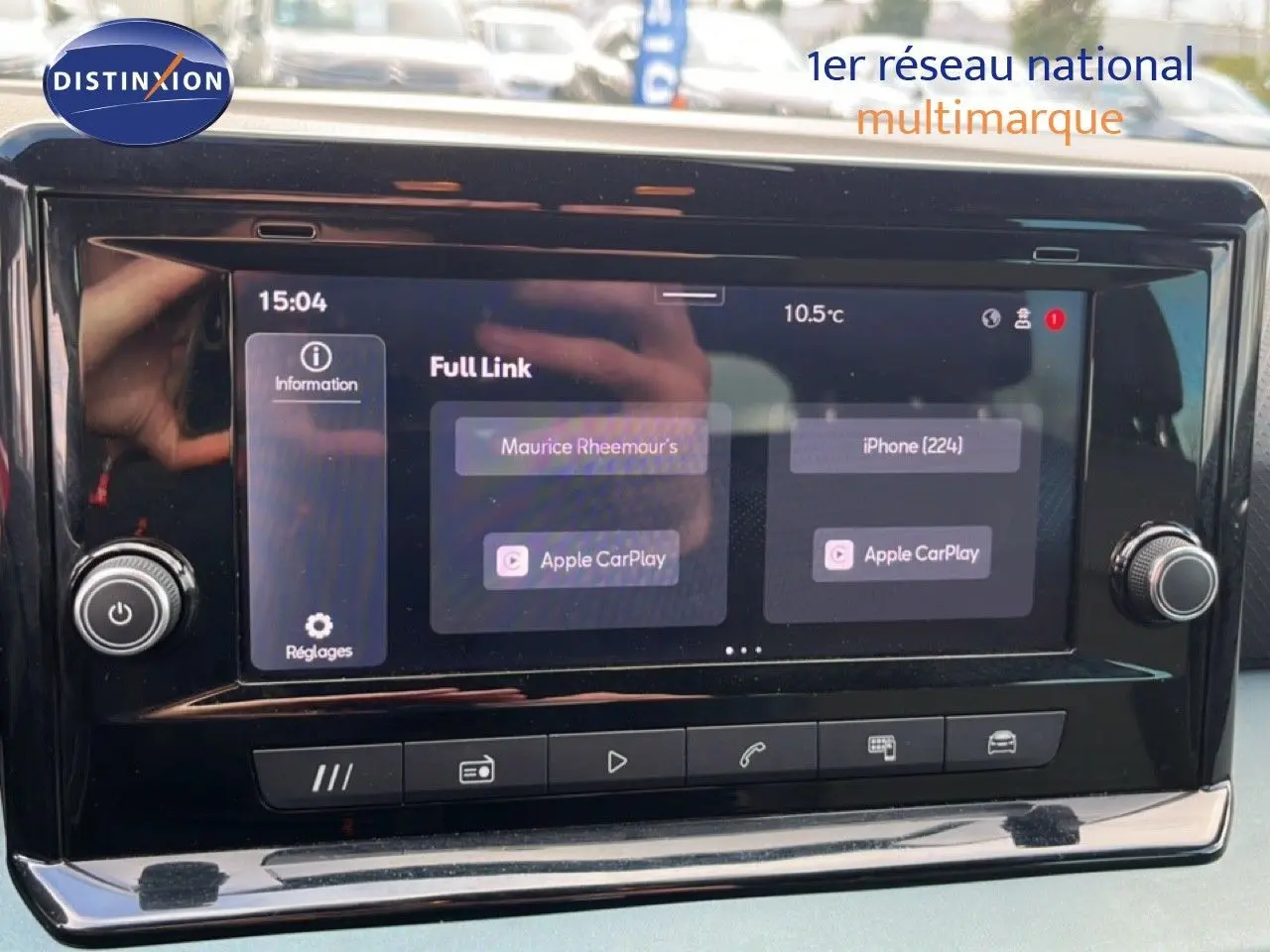 Écran tactile central du tableau de bord du SEAT Arona 2025, affichant Apple CarPlay en mode connecté.