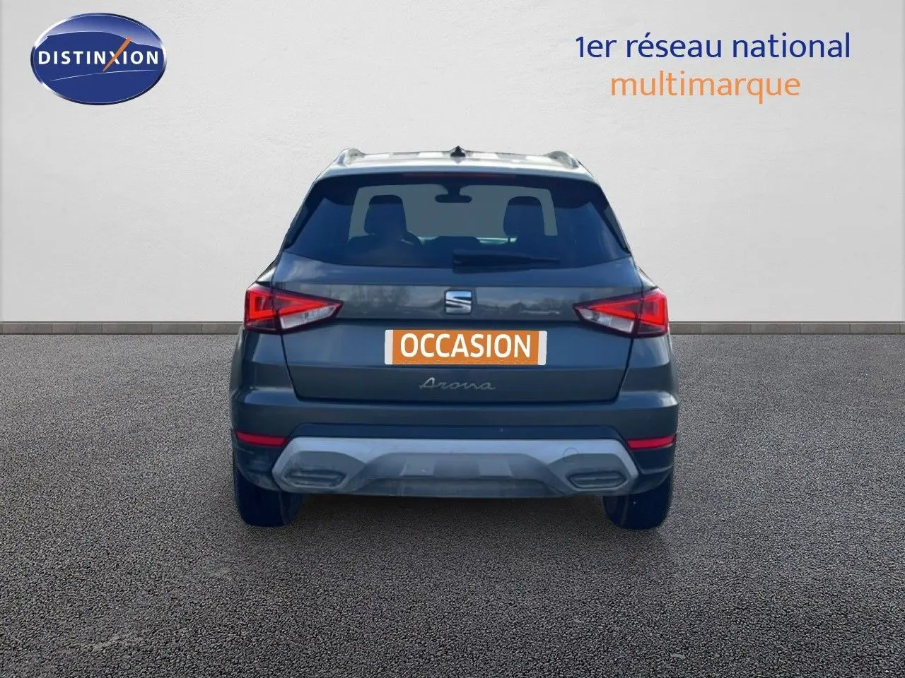 Vue arrière d'un SEAT Arona gris falaise métal avec toit blanc, affichant la plaque "OCCASION" sur fond neutre.