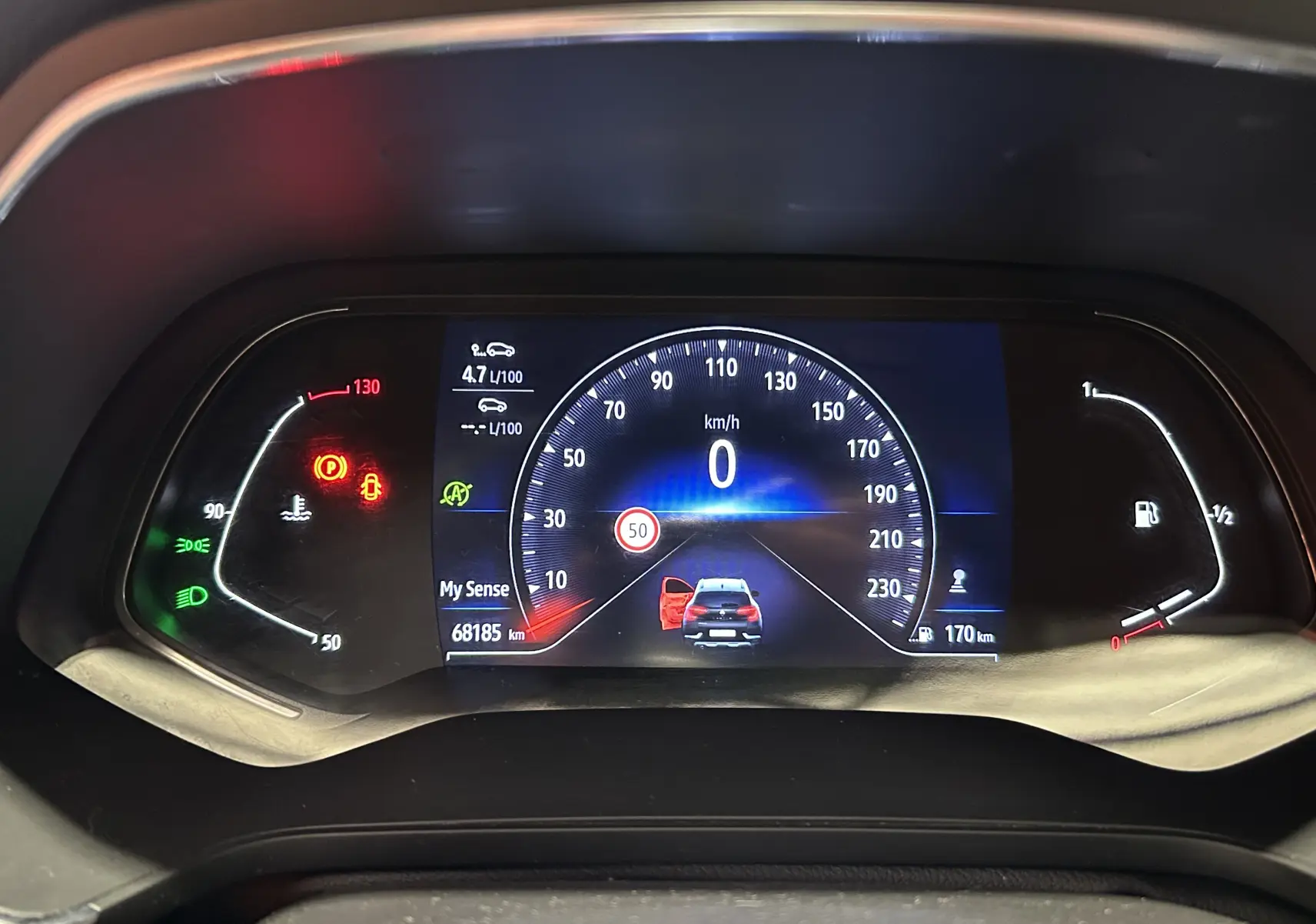 Tableau de bord numérique du Renault Captur 2020, affichant la vitesse à 0 km/h et porte avant gauche ouverte.