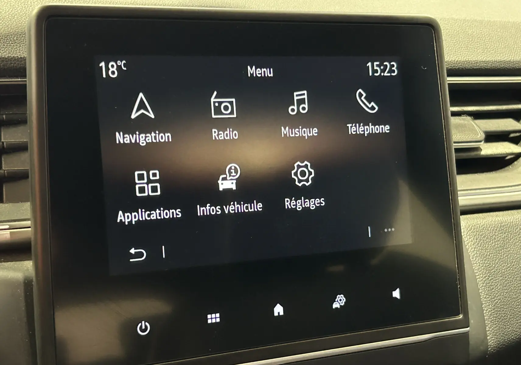 Écran tactile central du tableau de bord du Renault Captur 2020 affichant le menu principal avec navigation et radio.
