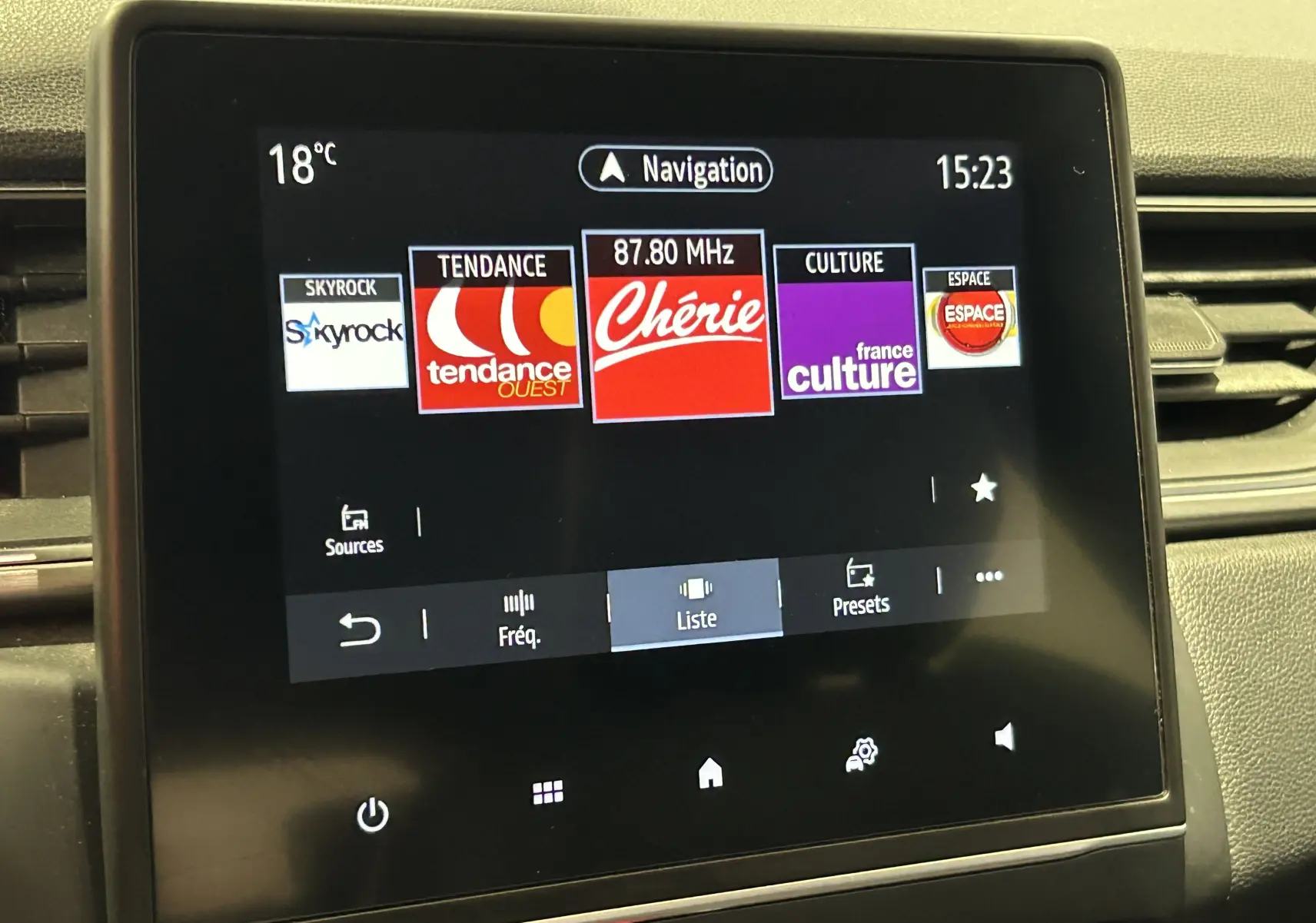 Écran tactile central du Renault Captur 2020 affichant les stations radio avec interface noire et détails gris.