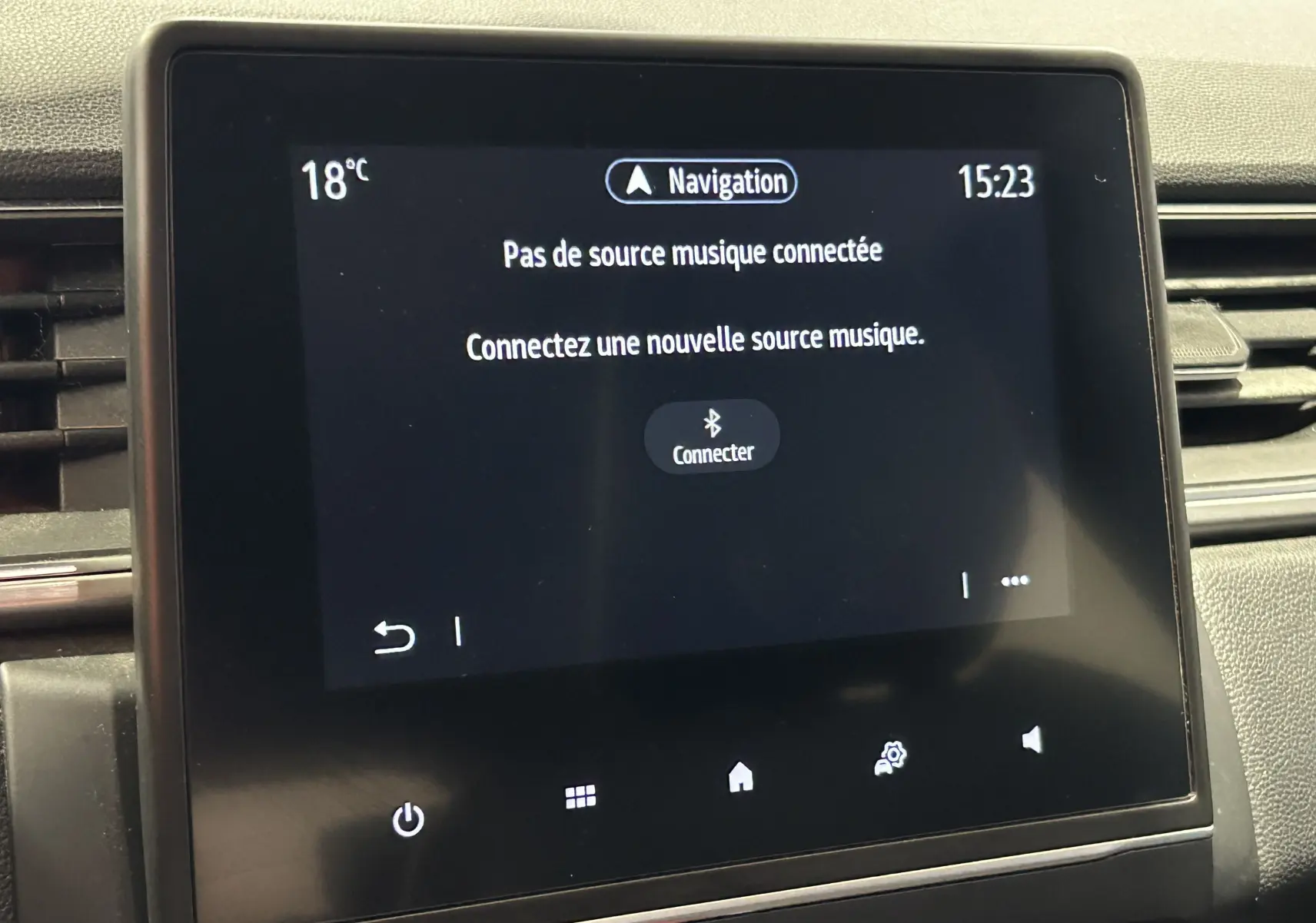 Écran tactile central du tableau de bord du Renault Captur 2020 affichant l'interface de connexion Bluetooth pour la musique.