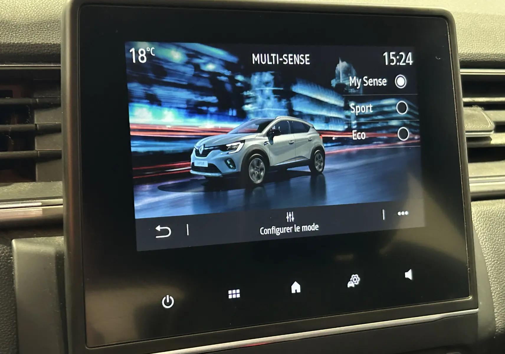 Écran tactile intérieur affichant un Renault Captur gris en 3/4 avant dans le menu de sélection du mode de conduite.