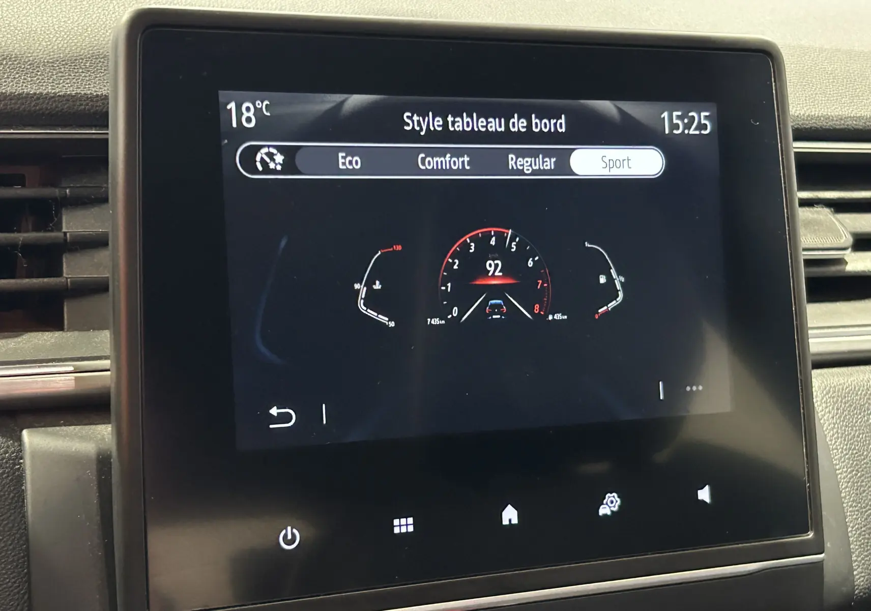 Écran tactile central du tableau de bord du Renault Captur 2020 affichant le mode Sport et la température à 18°C.
