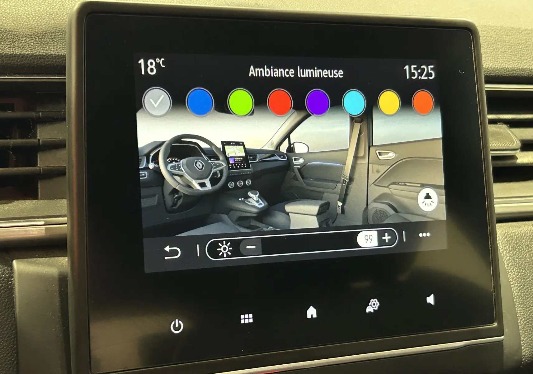 Écran tactile intérieur montrant le réglage de l'ambiance lumineuse avec vue 3/4 avant de l'habitacle gris du Renault Captur.