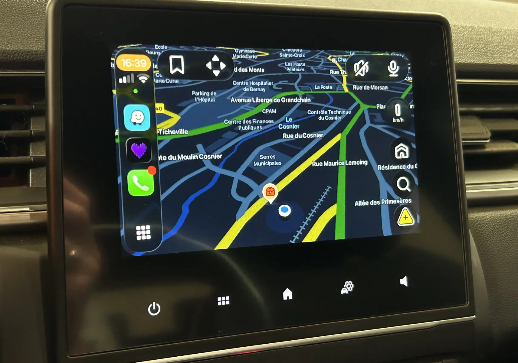 Écran tactile du GPS intégré dans le tableau de bord du Renault Captur 1.5 Blue dCi gris, affichant une carte détaillée.