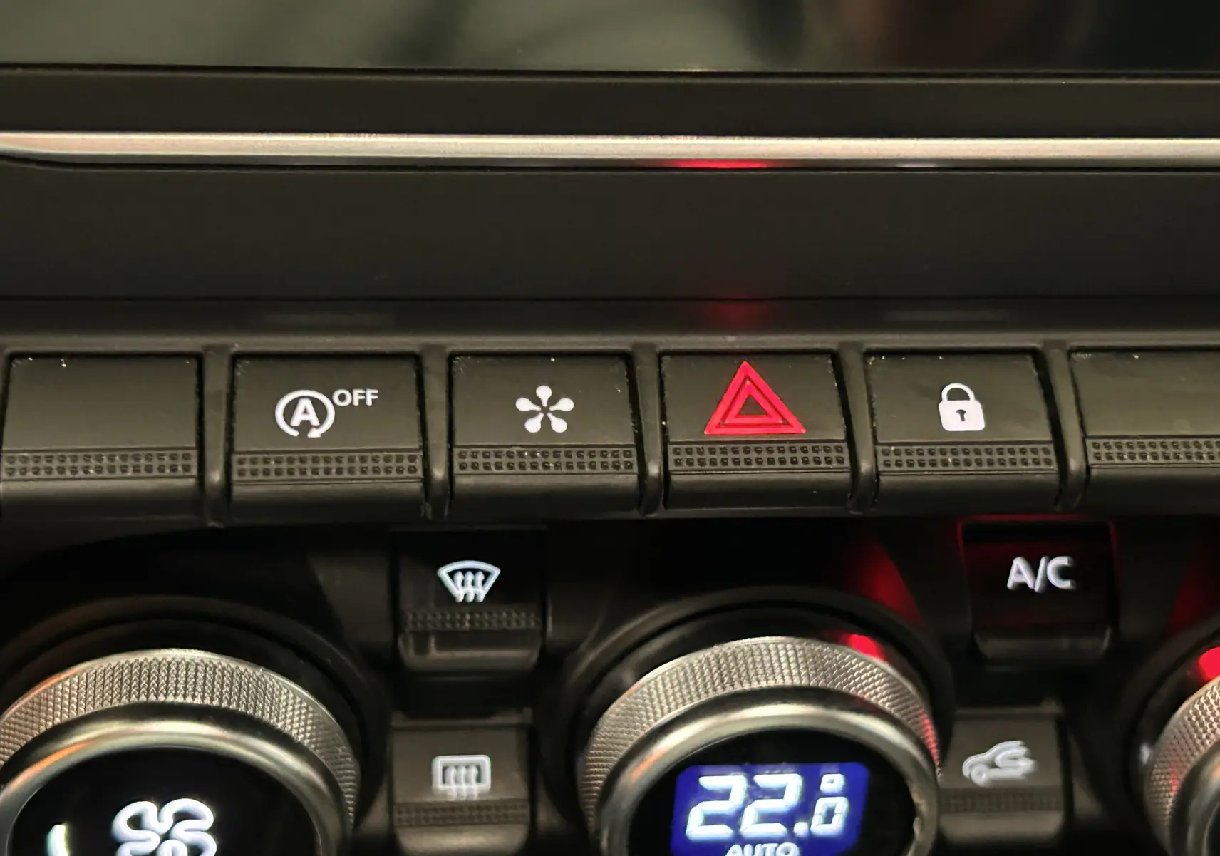 Détail du tableau de bord du Renault Captur 2020 montrant les commandes de climatisation et les boutons de fonction.