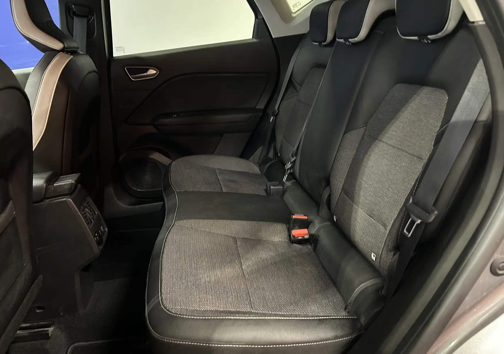 Vue latérale droite de la banquette arrière gris foncé avec sellerie mixte tissu et cuir du Renault Captur 2020.