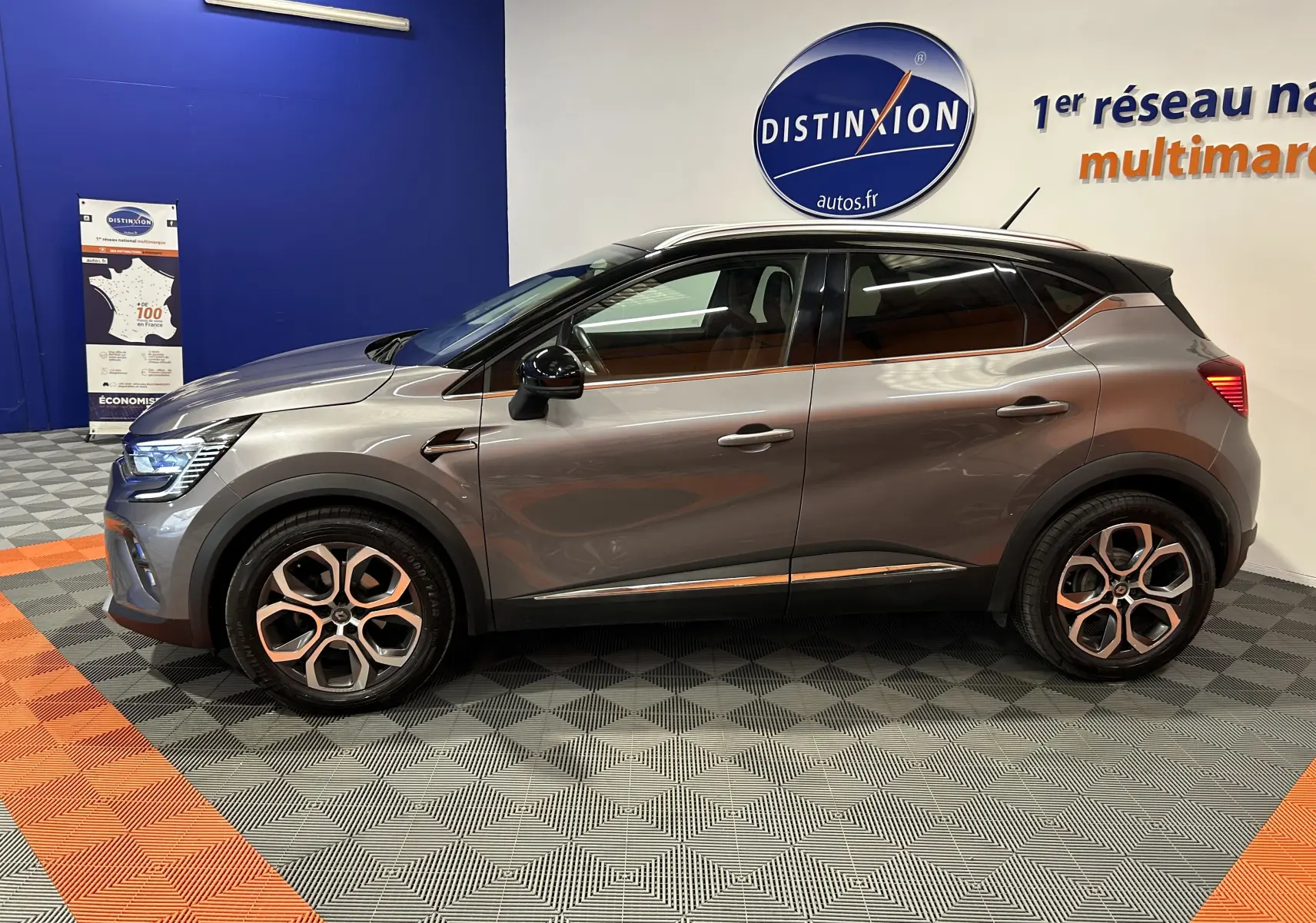 Renault Captur gris vue de profil côté gauche, avec jantes alliage et détails noirs sur les bas de caisse.