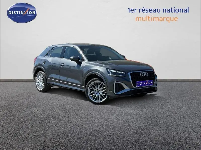 Audi Q2 35 TDI S line gris Daytona nacré en 3/4 avant droit avec jantes alliage distinctives.