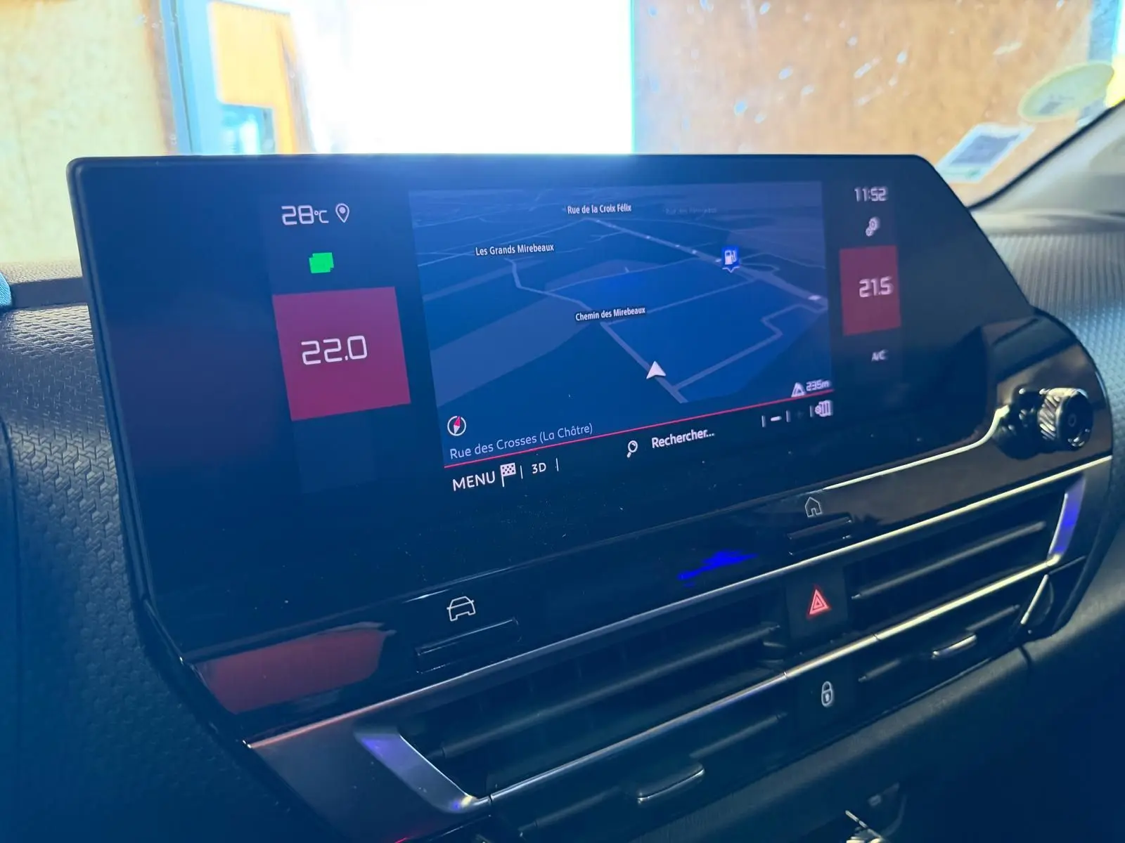 Vue rapprochée de l’écran tactile central du tableau de bord de la Citroën C4 X 1.5 BlueHDi 130 avec navigation affichée.