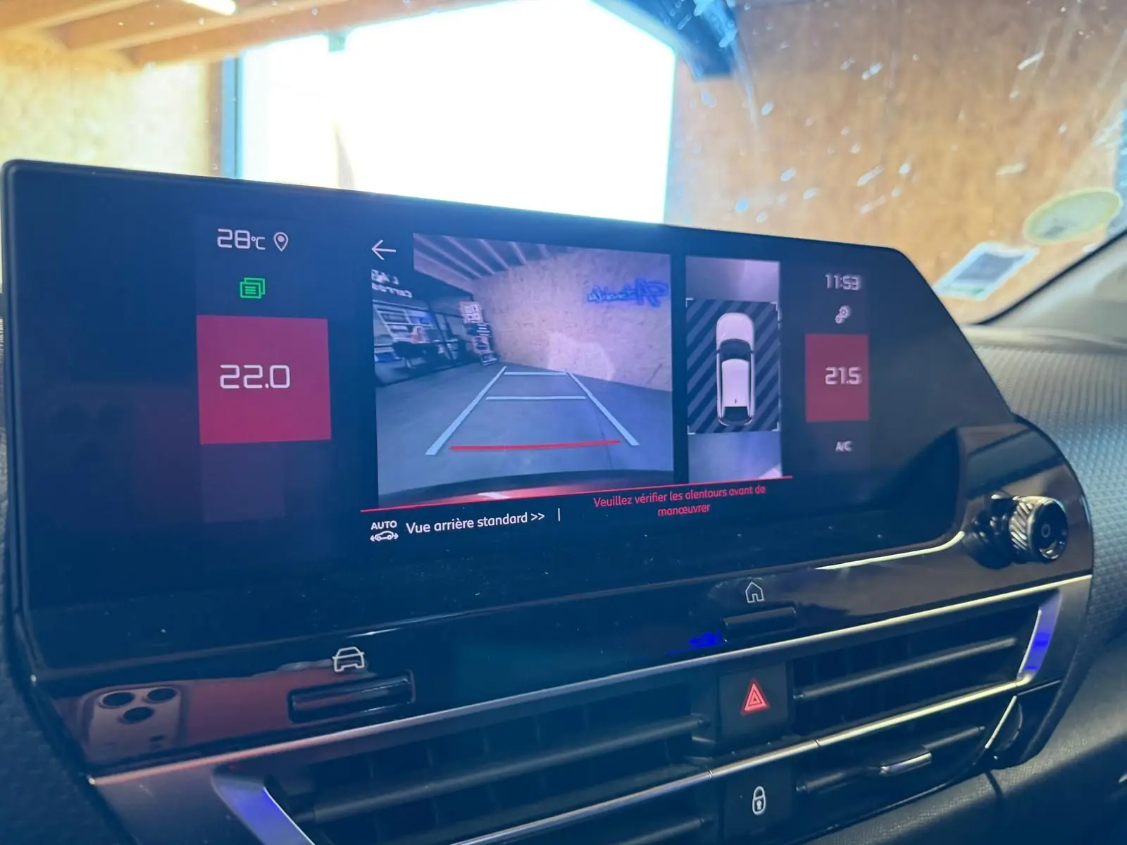 Écran tactile intérieur de la Citroën C4 X 2021 montrant la caméra de recul et les réglages de climatisation.