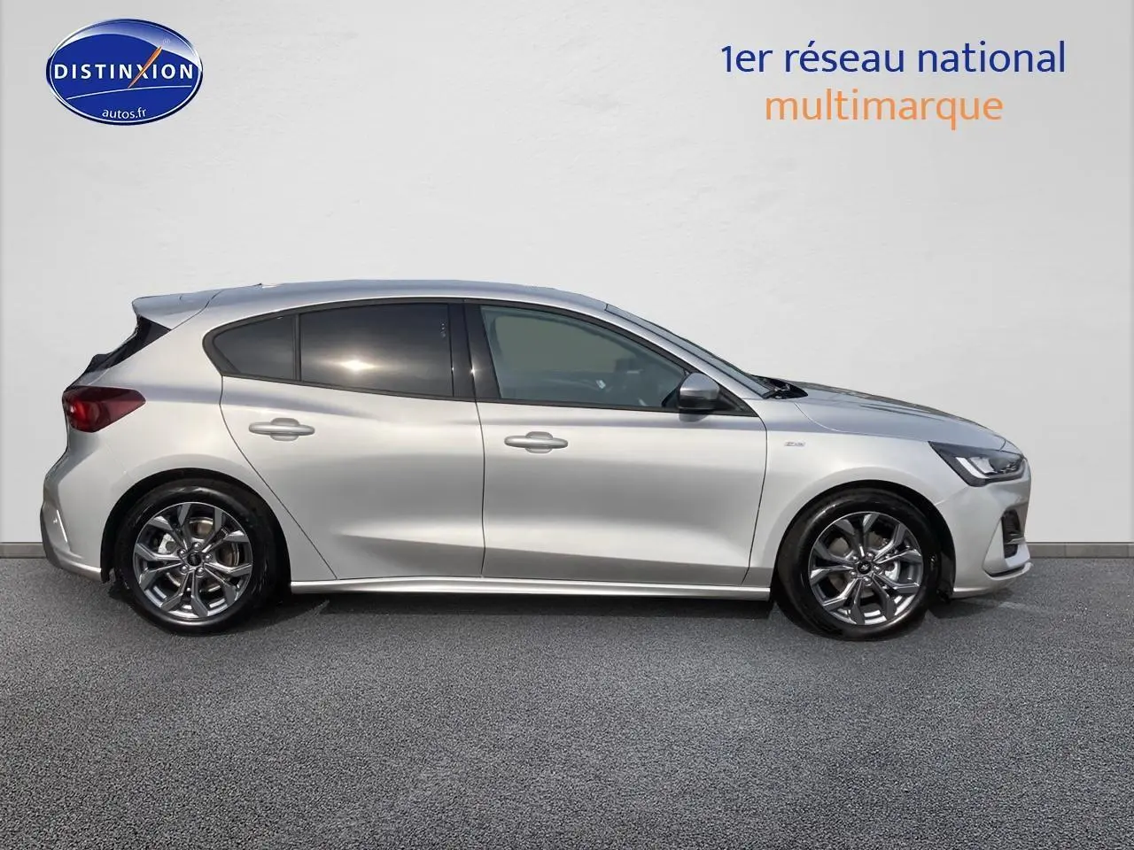 Profil droit d'une Ford Focus gris clair 2025 avec jantes alu 17 pouces et vitres arrière surteintées.